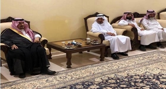 أمير الرياض يقدم واجب العزاء لأسرة آل عبدالله