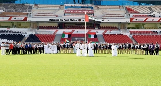 مُشجع إماراتي يقتحم ملعب الدوري بسيارته