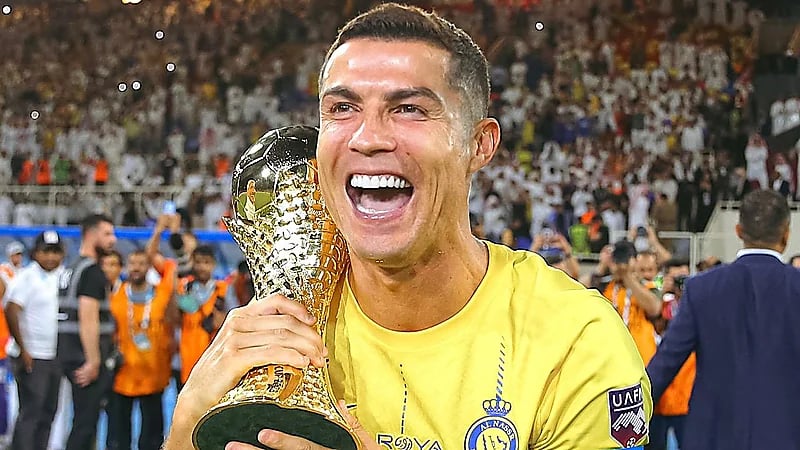 رونالدو يحتفل بتتويج النصر : فخور بمساعدة الفريق ودعم جمهورنا كان رائع