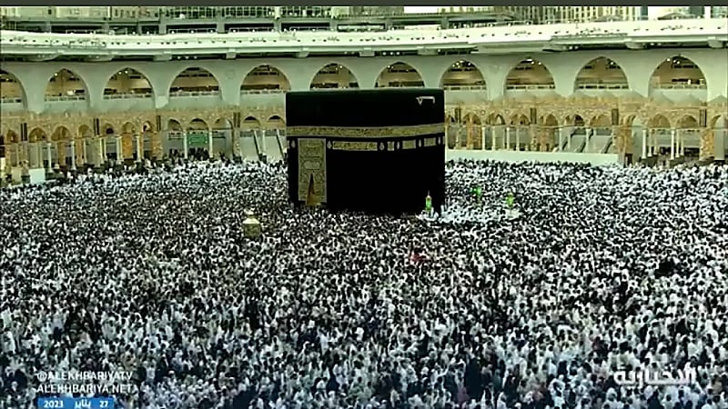 بالفيديو.. حشود غفيرة من المعتمرين في صحن الطواف يرفعون أكفهم بالدعاء