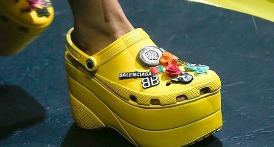 " بالنسياغا " تثير ضجة بسعر خيالي لحذائها القبيح