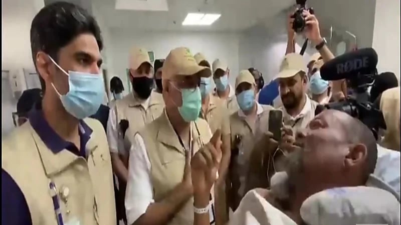 أحد الحجاج المنومين بعد نقله إلى مكة : الله غرس فيكم الإنسانية الحقيقية (فيديو)