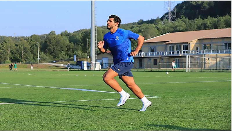 أحمد حجازي يمازح زميله حسن العلي خلال مأدبة عشاء: إيه ده اللي إنت لابسه؟.. فيديو