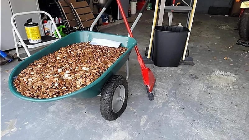 شاهد.. مدير ينتقم من موظفه بإعطاء راتبه كاملًا عملات معدنية مغطاه بالبنزين