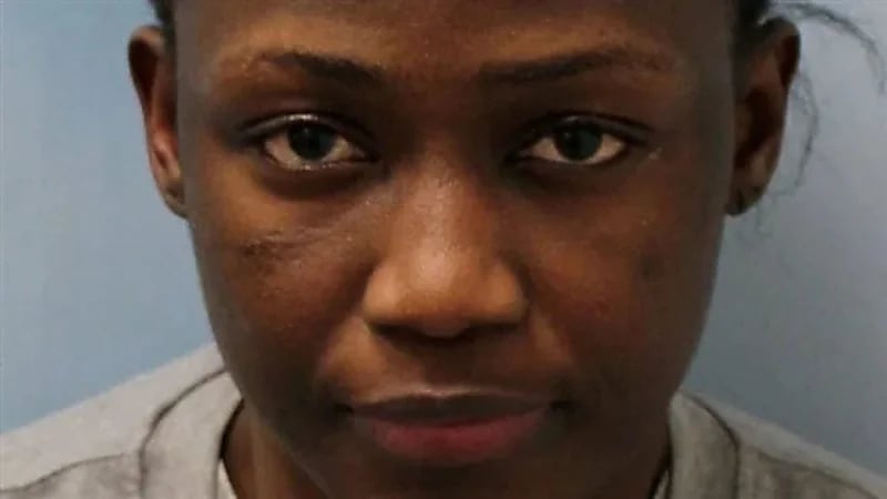 امرأة تسكب حمضا حارقا على زوجها أثناء نومه لسبب صادم