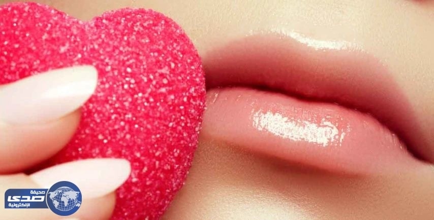 7 وصفات جمالية للعناية بالشفاه المتشققة