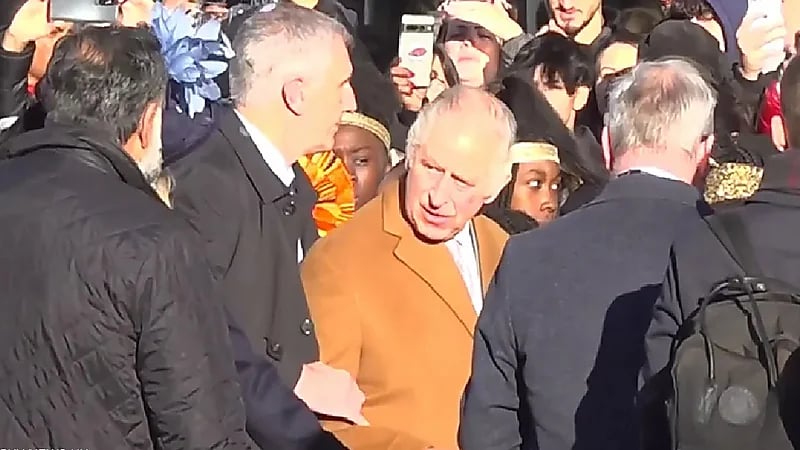 القبض على شاب ألقى بيضة على ملك بريطانيا (فيديو)