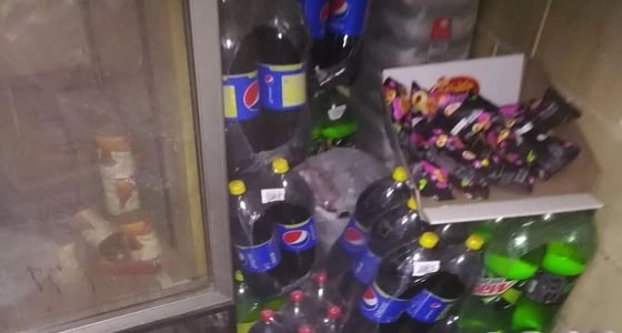 بالصور.. إغلاق بقالة لسوء النظافة بالدمام