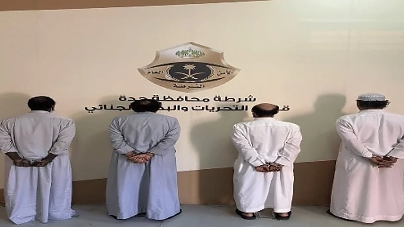 القبض على مقيم و3 مخالفين لسطوهم على سكن عمالة وسرقته بجدة