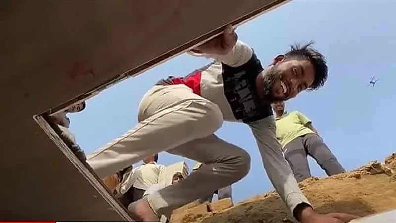 مصير هندي قام بتشغيل الأغاني والرقص داخل قبر .. فيديو