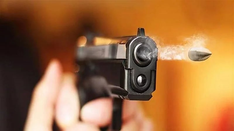 رجل يقتل شقيقه بسبب تعديه على والدته