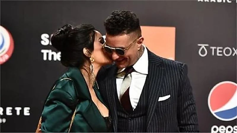 الفيشاوي وزوجته يخطفان الأنظار بقبلة جريئة في الجونة