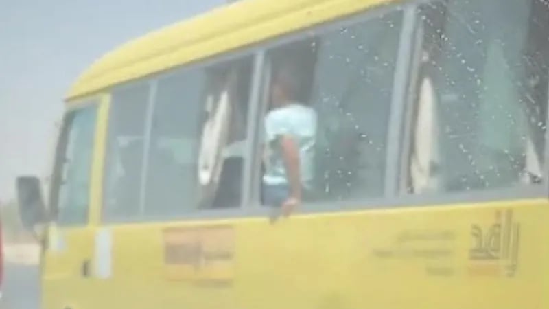 "رافد" توضح ملابسات مقطع متداول لجلوس طالب على نافذة حافلة مدرسية