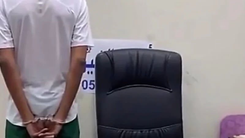 شاهد .. مقطع موّثق لحظة مداهمة موقع يروج لخدمات حج وهمية