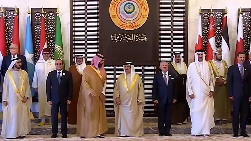 ‎بمشاركة ولي العهد .. قادة وضيوف القمة العربية بالبحرين يلتقطون الصور التذكارية .. فيديو وصور