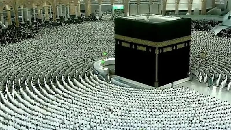 لقطات روحانية لجموع المصلين أثناء تأديتهم صلاة الفجر في الحرم المكي