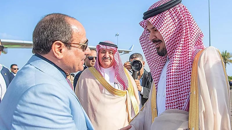 لحظة وصول الرئيس المصري إلى المدينة المنورة..فيديو وصور