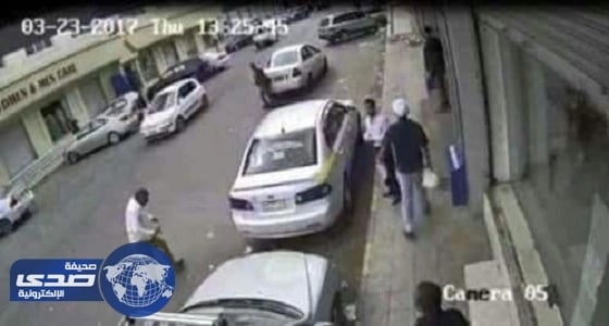 بالفيديو.. عصابة مسلحة تسرق في وضح النهار في أحد شوارع صنعاء