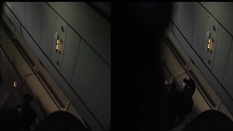 تصرفات مريبة لشخص يفتش حقائب مسافرين على متن طائرة.. فيديو