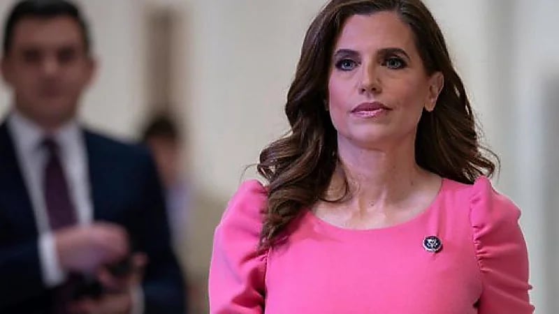 نائبة أمريكية تتهم خطيبها السابق بتصويرها عارية.. فيديو