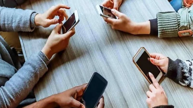 دراسة تؤكد أن الهواتف تزيد خطر الإصابة بمرض الزهايمر