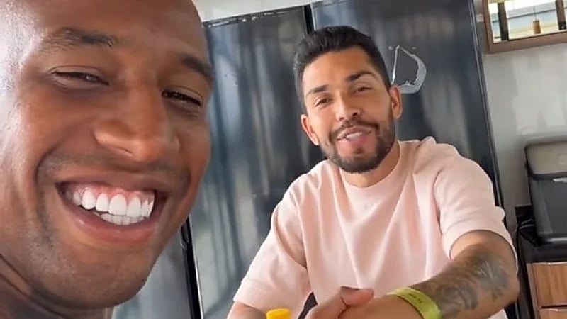 مصافحة أخوية بين تاليسكا وبيتروس .. صورة