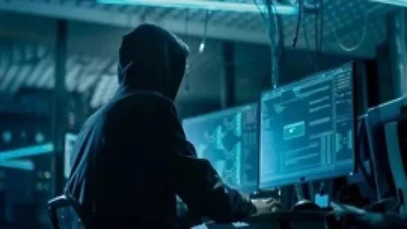 مستأجر يعثر على غرفة سرية خلف التكييف بها عيون تراقبه