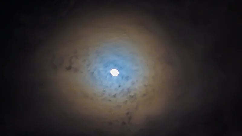 طوق الاكليل يزين القمر بسماء جدة