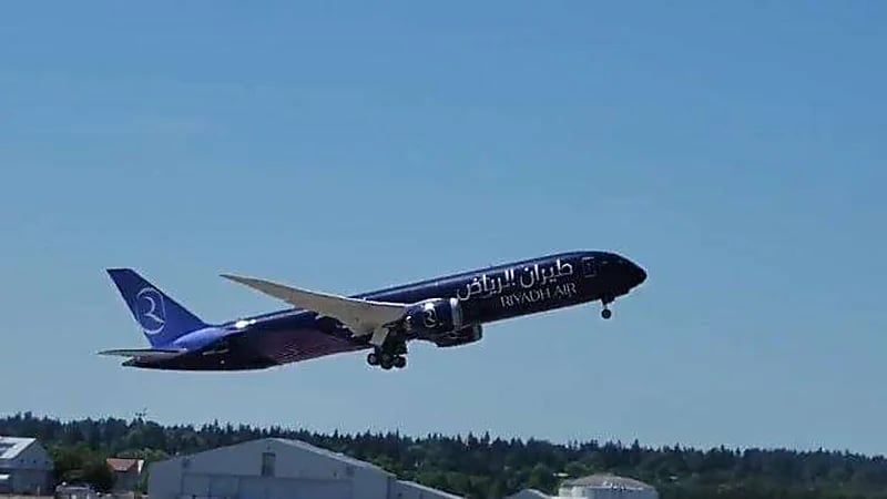أول إقلاع لطيران الرياض.. فيديو