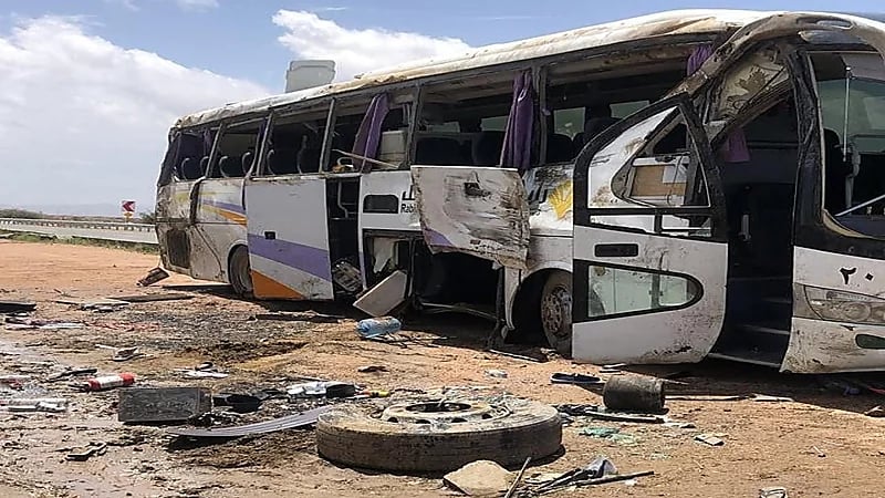 انقلاب حافلة يودي بحياة امرأة وإصابة 41 آخرين على طريق السيل