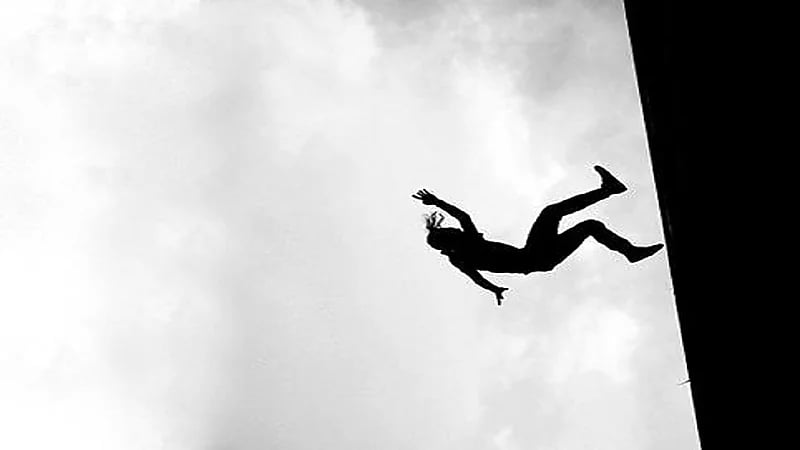 رجل يلقي بزوجته من الطابق الثالث