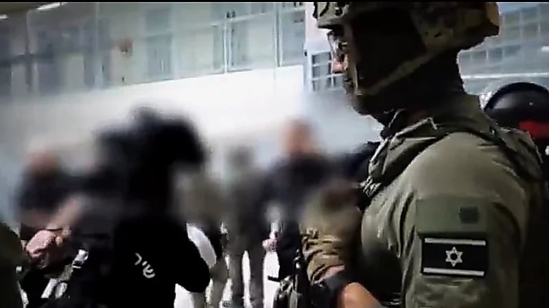 قمع داخل السجون الإسرائيلية بعد احتفال أحد الأسرى بإطلاق إيران للصواريخ.. فيديو