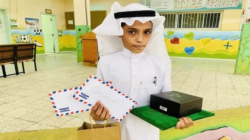 طالب يكتب رسالة مؤثرة لمعلميه بعد وفاة والده