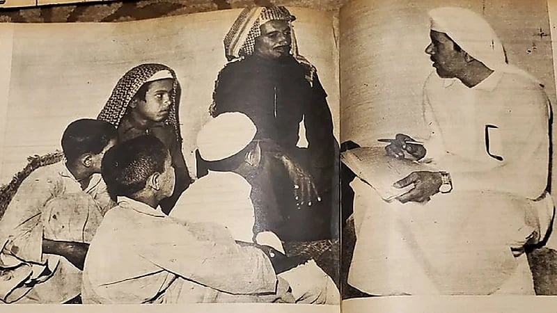 صورة نادرة لـ "موظف" بوزارة العمل يدرس حالة أسرة في الستينات الميلادية