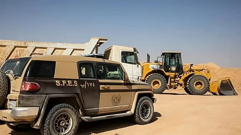 إيقاف مواطن ومقيمين لاستغلالهم الرواسب بحائل