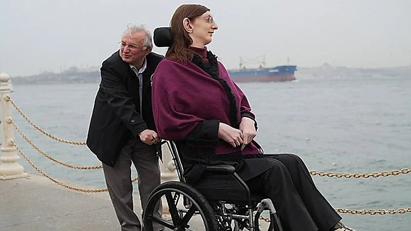 أطول امرأة في العالم تدخل موسوعة جينيس فكم يبلغ طولها؟