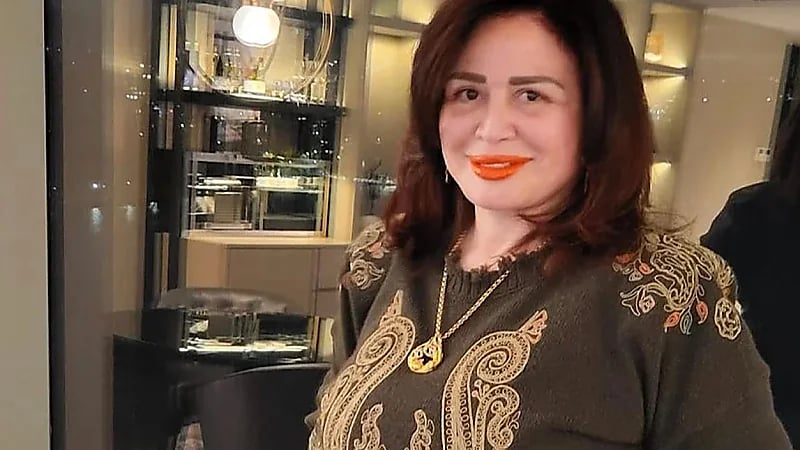 إلهام شاهين بإطلالة جريئة تثير الجدل