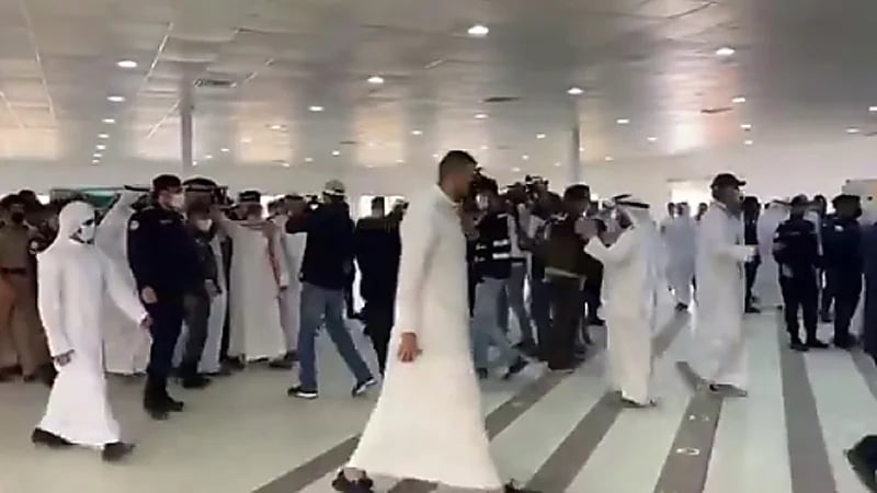 بالفيديو .. تشييع جثمان رجل المرور المقتول على يد الوافد قاتل أمه بالكويت