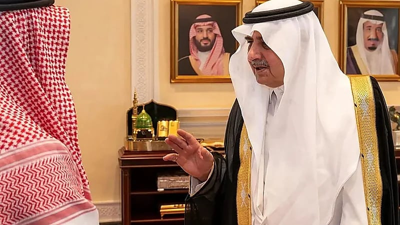 أمير تبوك يستقبل مواطنًا عفا عن قاتل شقيقه لوجه الله