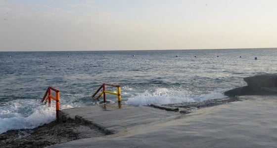 تفاصيل غرق طفل ببحر الشعيبة أثناء عودة أسرته من جدة