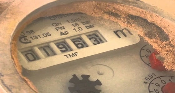 بالفيديو.. مواطن يكشف خللاً في عدادات المياه و " الشركة " تتفاعل