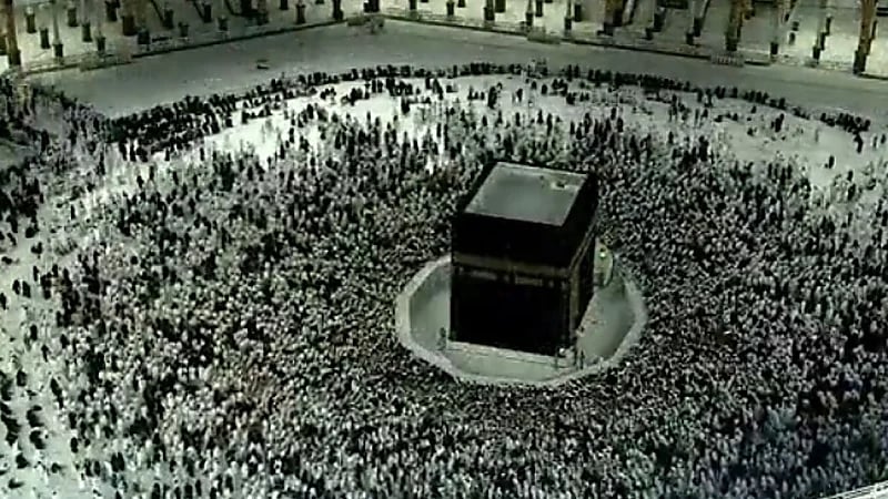 بالفيديو.. جموع غفيرة من المعتمرين يؤدون مناسك العمرة في أجواء روحانية