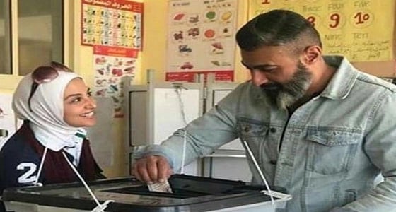 حنان ترك تحرج ياسر جلال بقولها " اخترت مين بقى يا فنان "