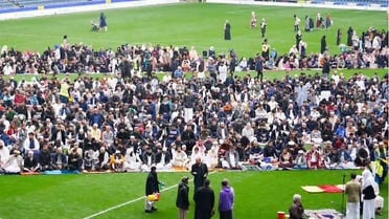 نادٍ إنجليزي يفتح ملعبه لأداء صلاة عيد الأضحى