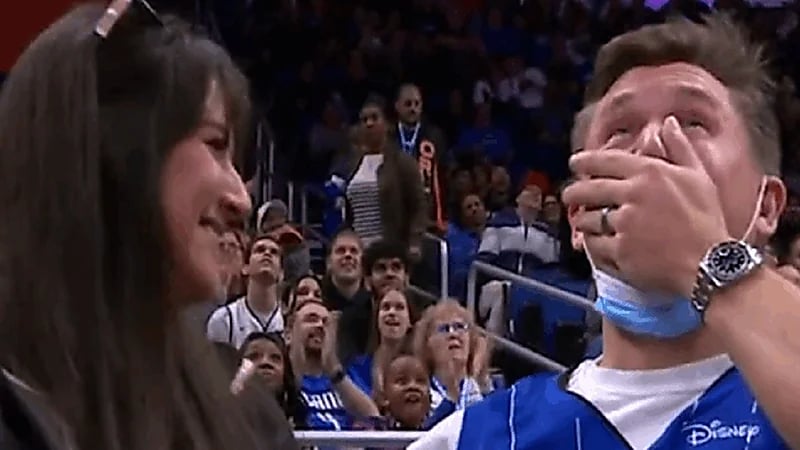 بالفيديو.. امرأة تفاجئ زوجها بخبر حملها على شاشة الملعب