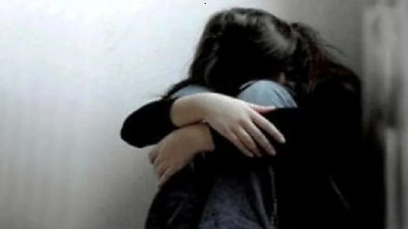 السجن ثلاث سنوات لشاب قبل فتاة بالقوة