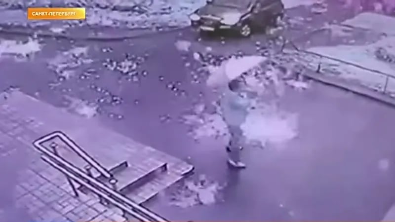 شاهد.. لحظة سقوط أمطار من نار على المارة بالشارع