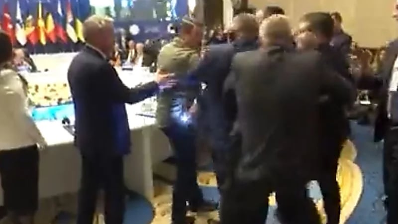 مشاجرة بين الممثلين الروسي والأوكراني في قمة البحر الأسود (فيديو)