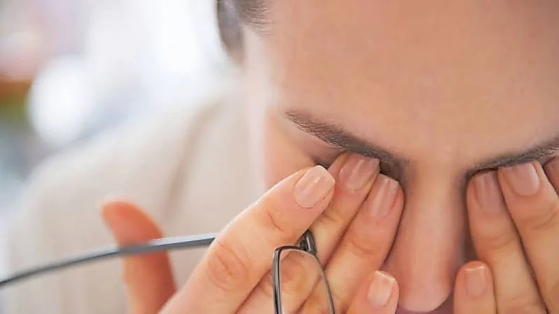 أعراض الإصابة بالماء الأبيض في عدسة العين