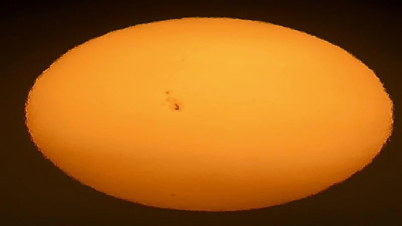 فلكي: حالة الغبار بالمملكة أتاحت لنا رؤية البقعة الشمسية بالعين المجدرة